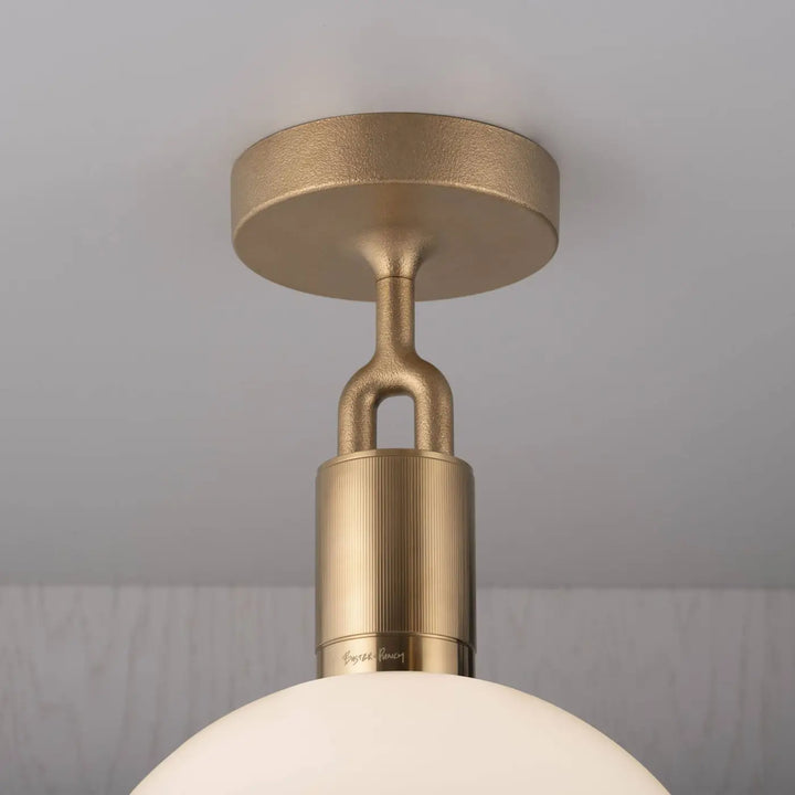 Plafonnier Forked Medium en finition laiton avec globe en verre opale #couleur_dor