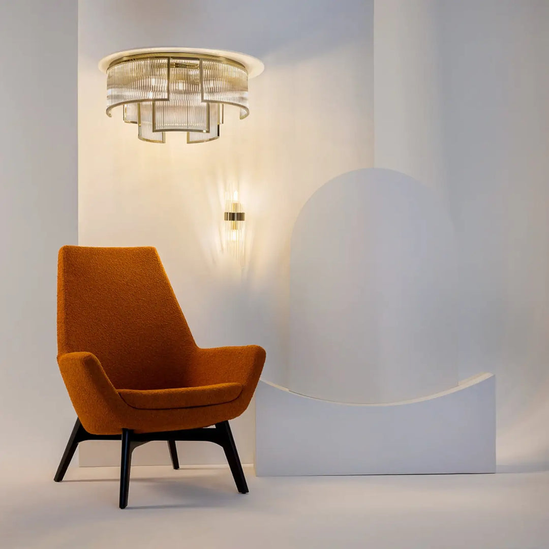 Fauteuil lounge orange avec pieds noirs et plafonnier frame art déco en métal doré