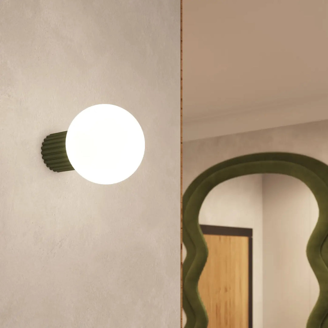 Luminaire Plafonnier vert olive allumée, vue rapprochée