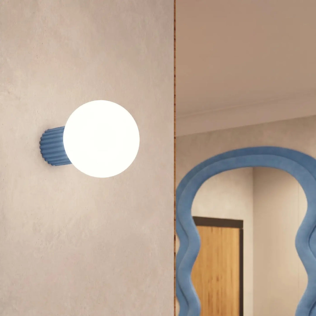 Luminaire Plafonnier bleu clair allumée, vue rapprochée