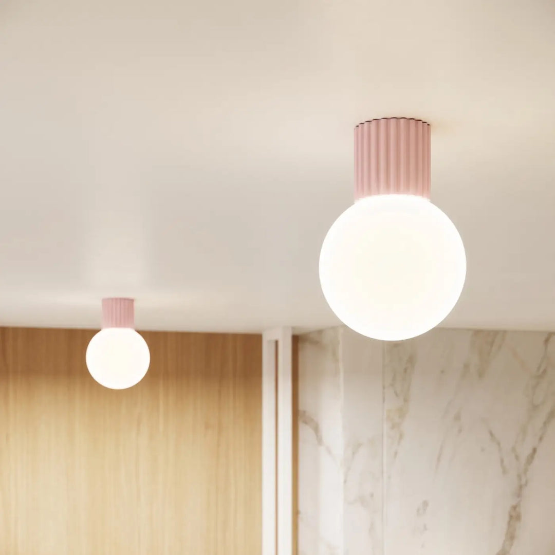 Luminaire Plafonnier rose allumée, vue rapprochée