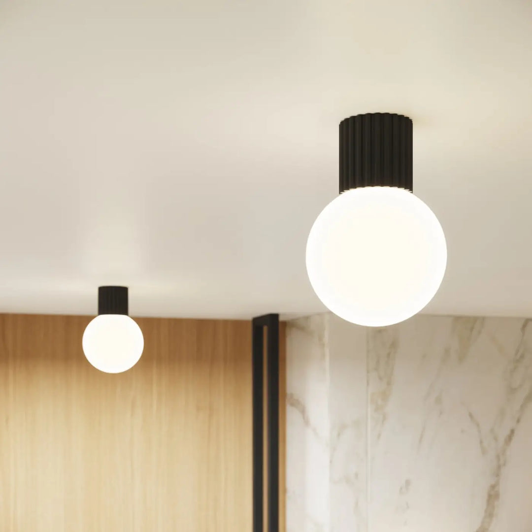 Luminaire Plafonnier noir allumée, vue rapprochée