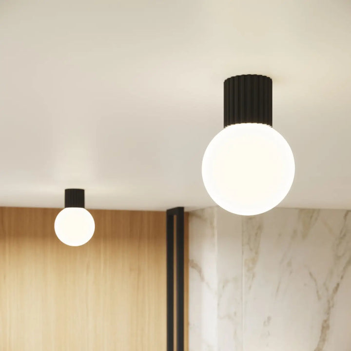 Luminaire Plafonnier noir allumée, vue rapprochée