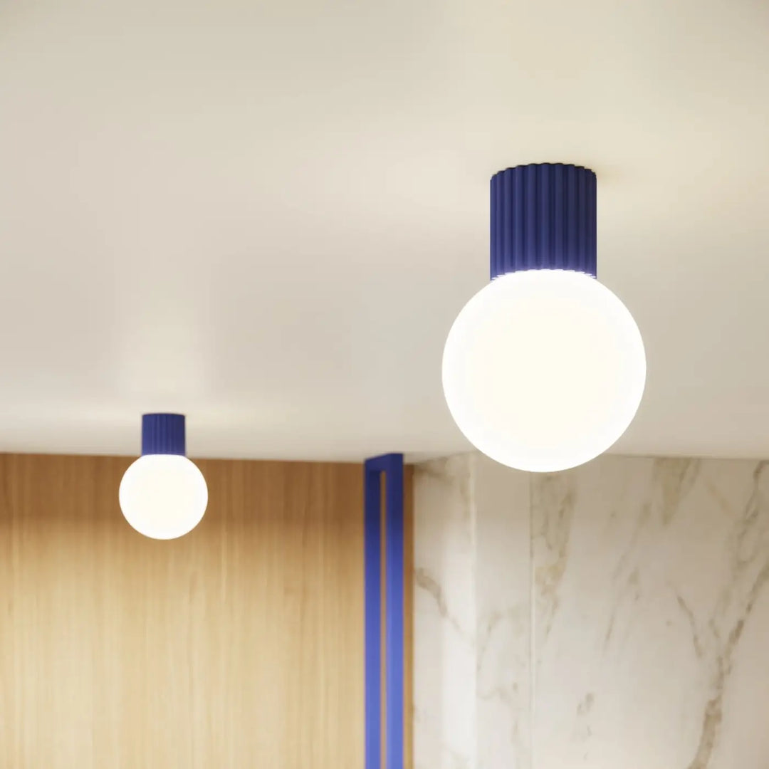 Luminaire Plafonnier outremer allumée, vue rapprochée