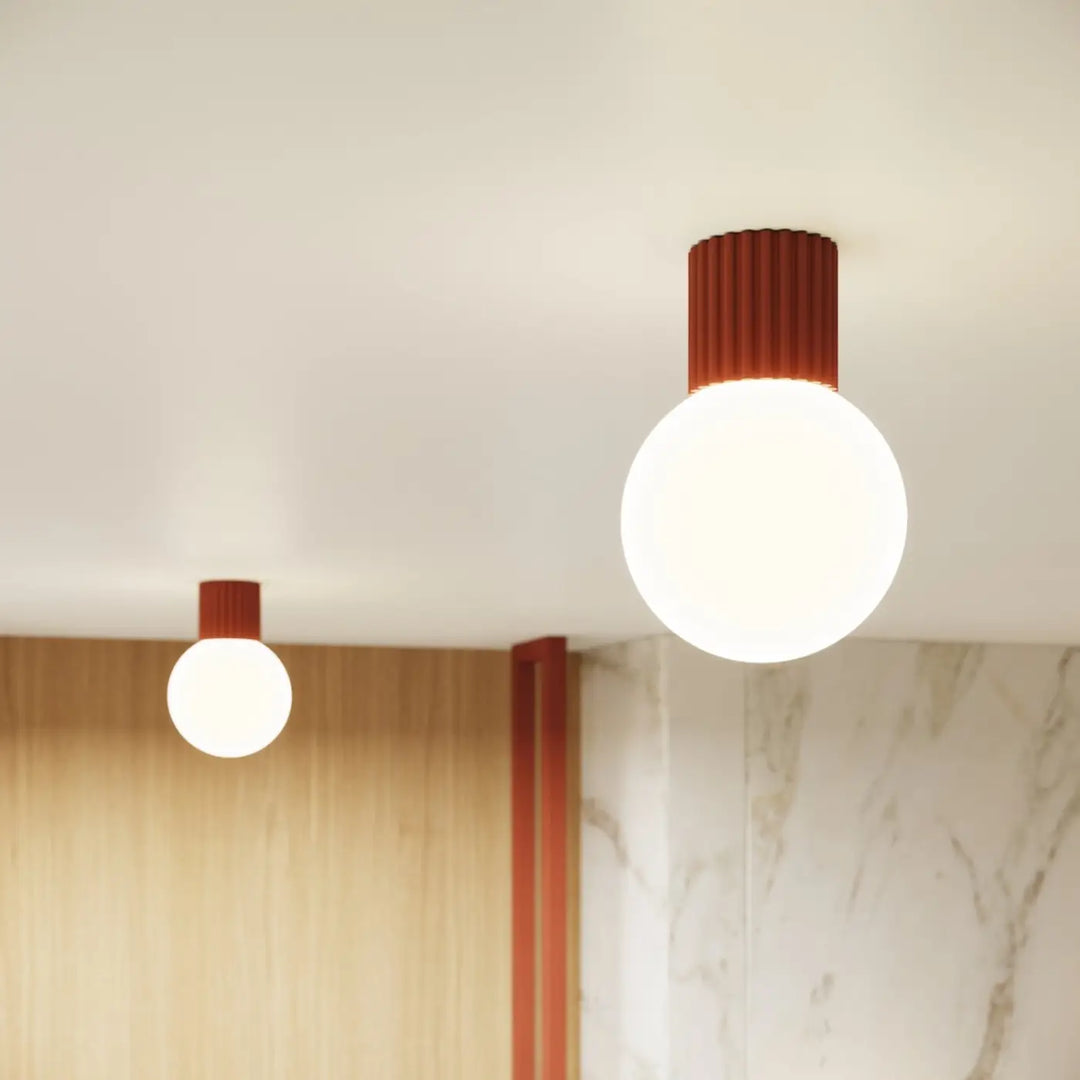 Luminaire Plafonnier ocre rouge allumée, vue rapprochée
