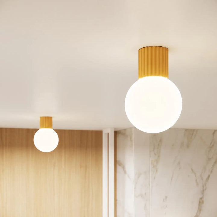 Luminaire Plafonnier jaune allumée, vue rapprochée