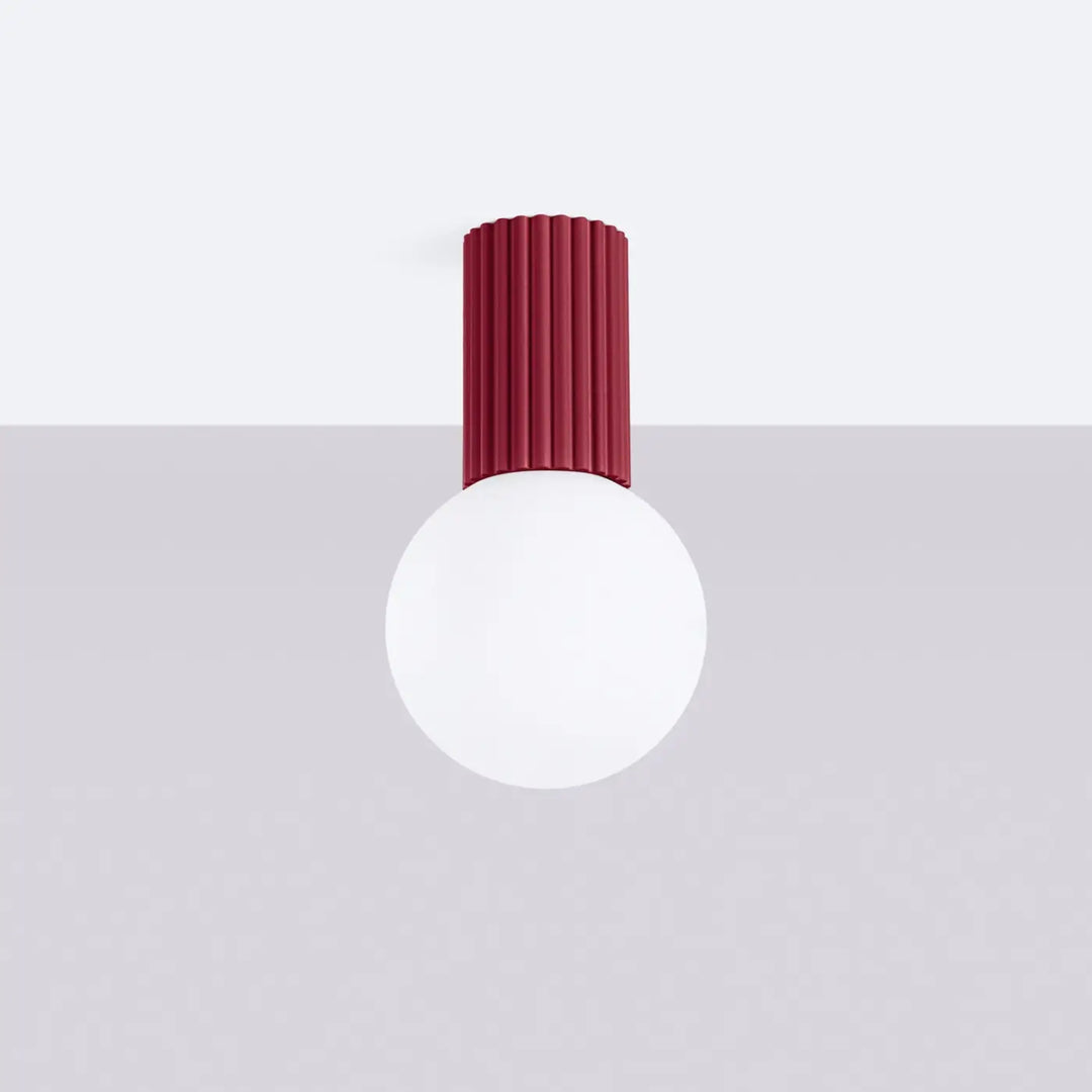 Luminaire Plafonnier bordeaux éteinte, vue rapprochée