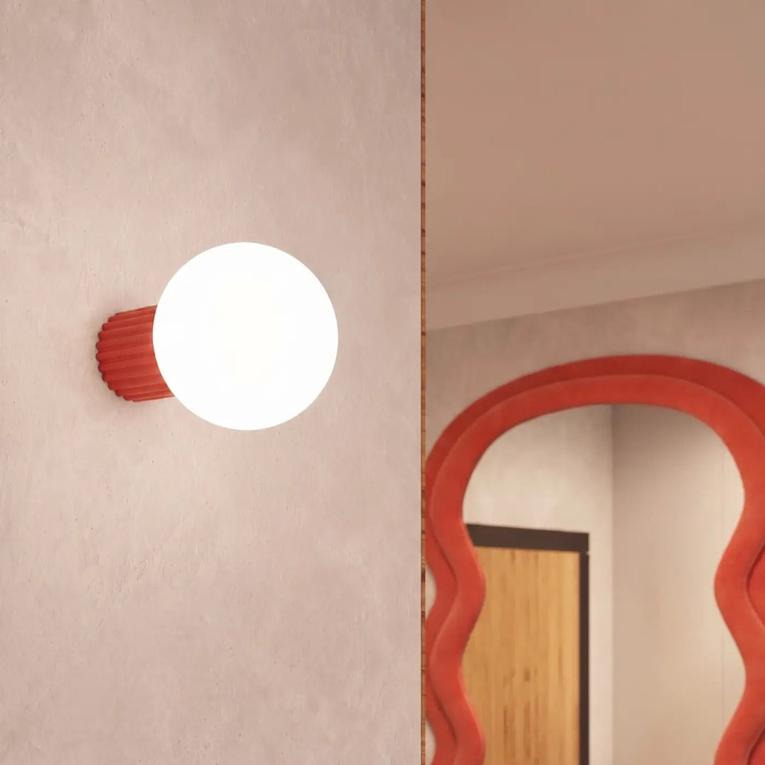 Luminaire Plafonnier rouge allumée, vue rapprochée