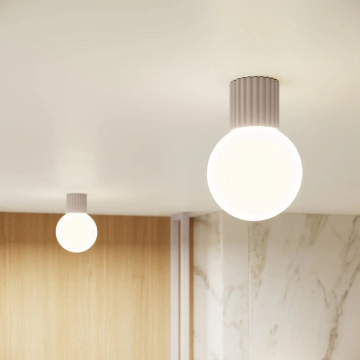 Luminaire Plafonnier taupe allumée, vue rapprochée