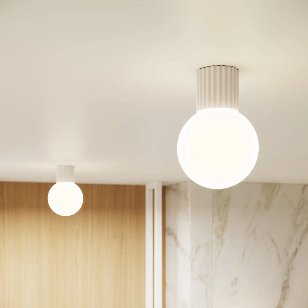 Luminaire Plafonnier beige allumée, vue rapprochée