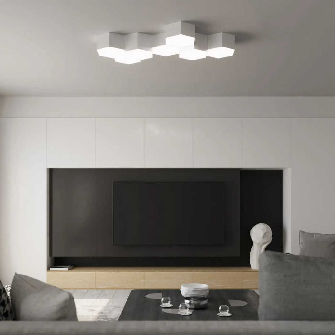 Plafonniers hexagonaux blanc groupés dans un salon