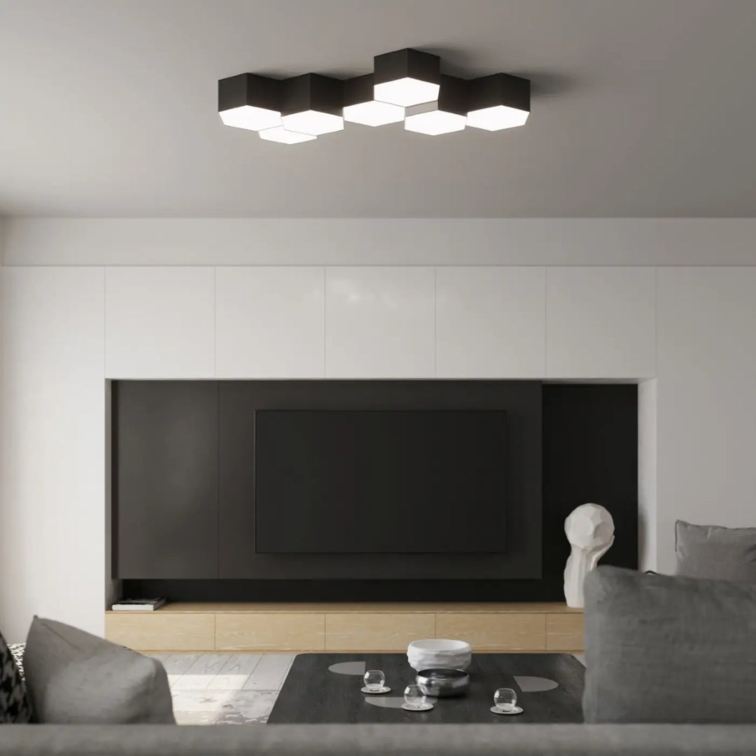 Plafonniers hexagonaux noir groupés dans un salon