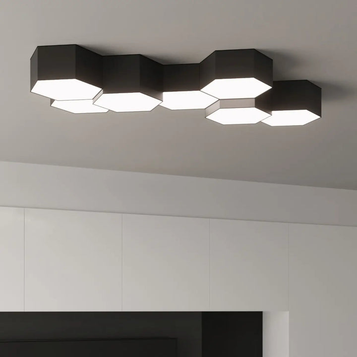 Plafonniers hexagonaux noir vus de près
