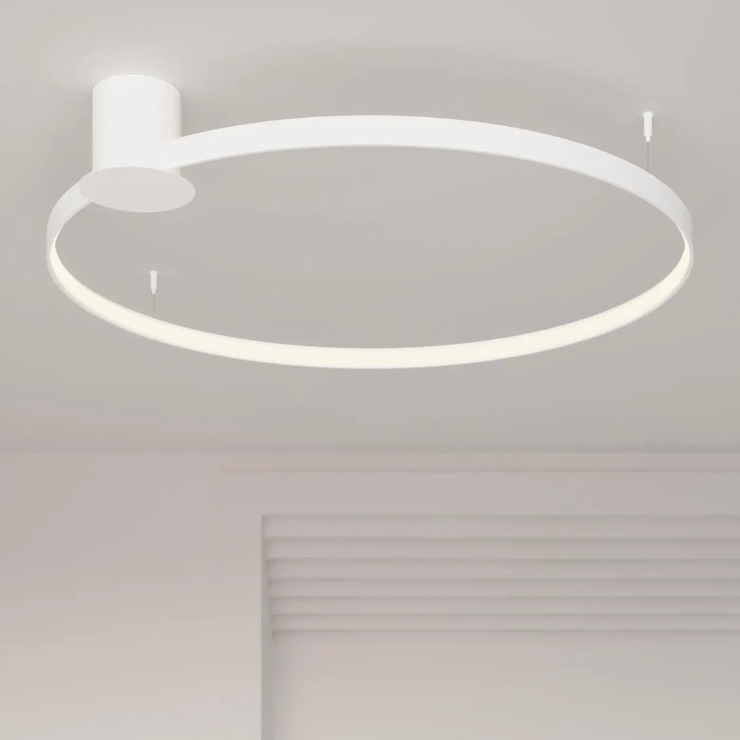 Plafonnier Rio en anneau d'aluminium blanc, dans un intérieur contemporain