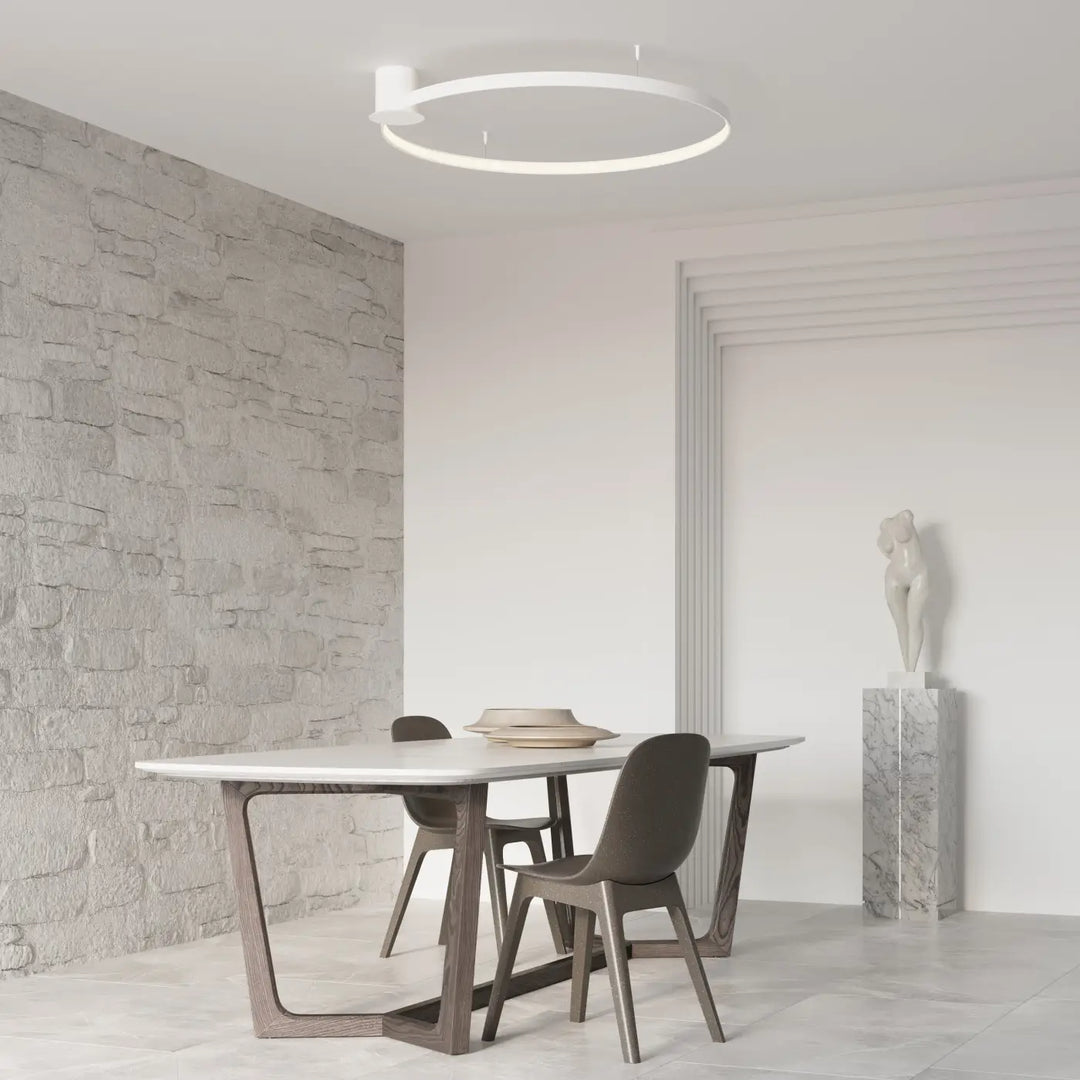 Plafonnier Rio en anneau d'aluminium blanc, dans un salon