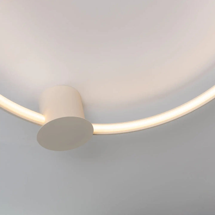 Plafonnier Rio en anneau d'aluminium beige, allumé, vue rapprochée