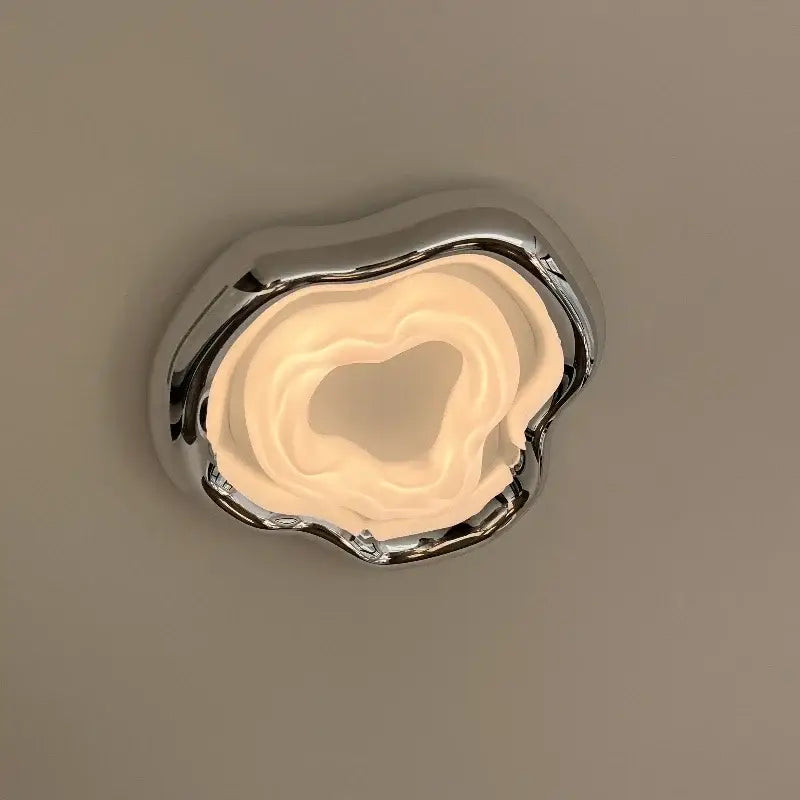 Plafonnier led design moderne chromé forme organique élégante

