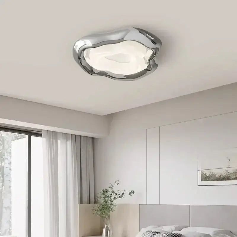 Plafonnier led design moderne chromé forme organique élégante

