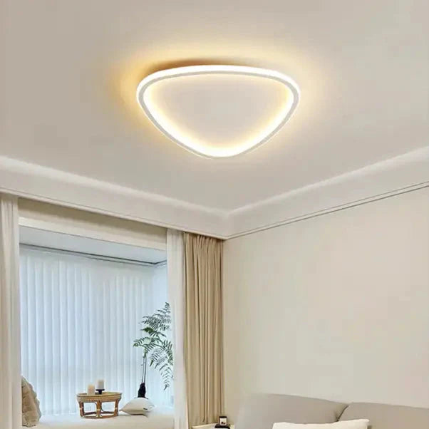 Plafonnier LED à forme organique asymétrique au style contemporain