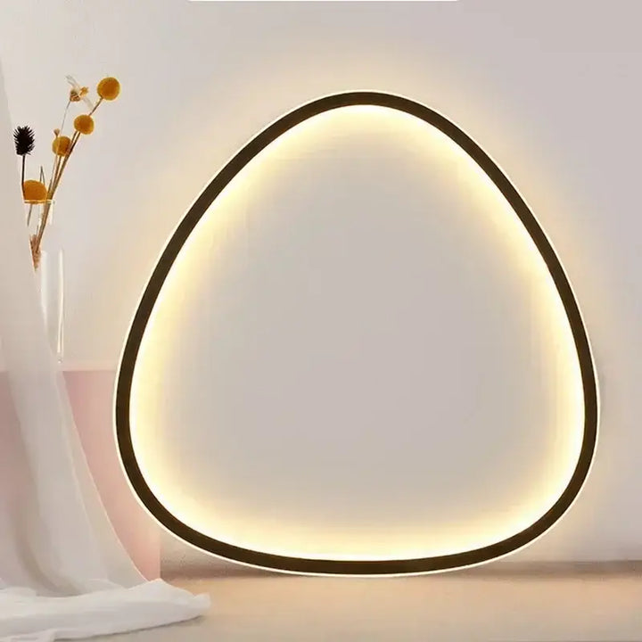 Plafonnier LED à forme organique asymétrique, au style contemporain

