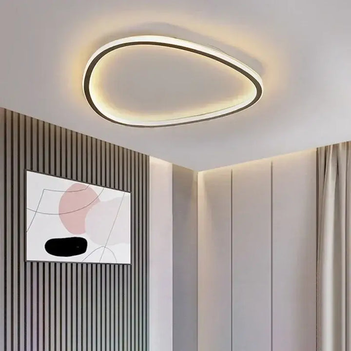 Plafonnier LED à forme organique asymétrique, au style contemporain

