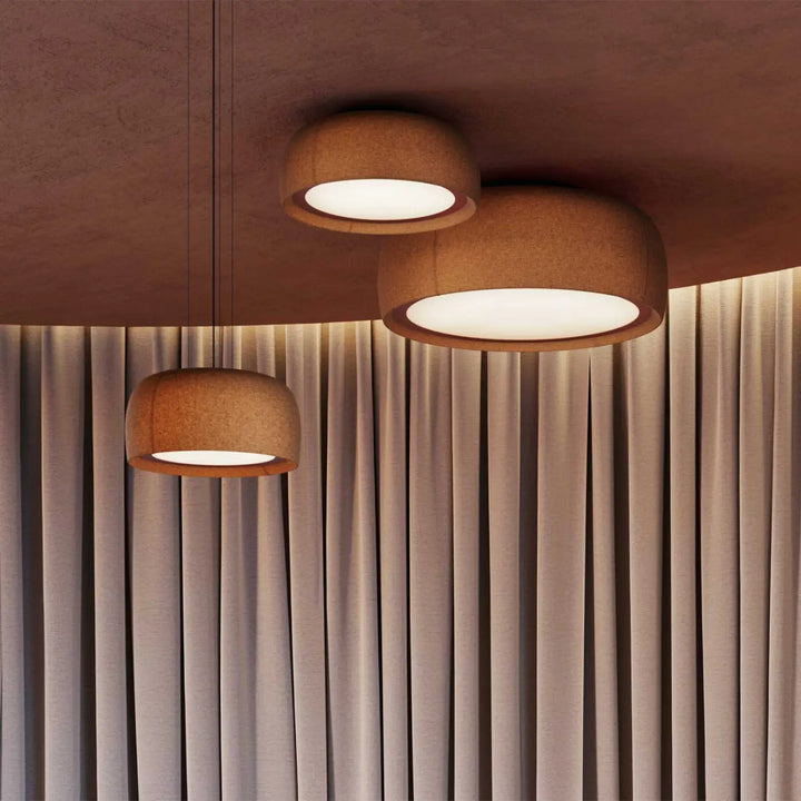 Plafonnier Gong en tissu terracotta dans un intérieur #couleur_orange