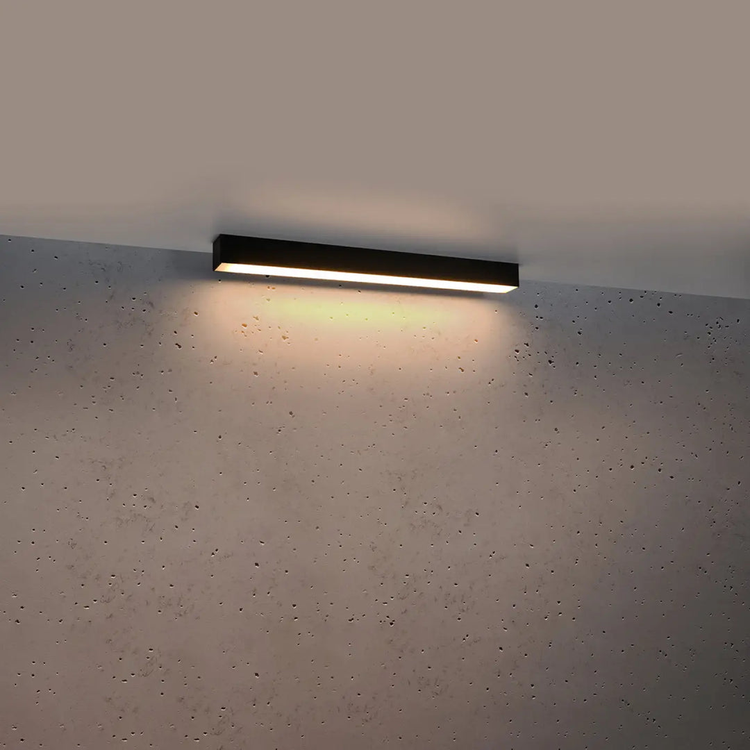 Plafonnier Pinne en aluminium linéaire noir, allumé, au plafond