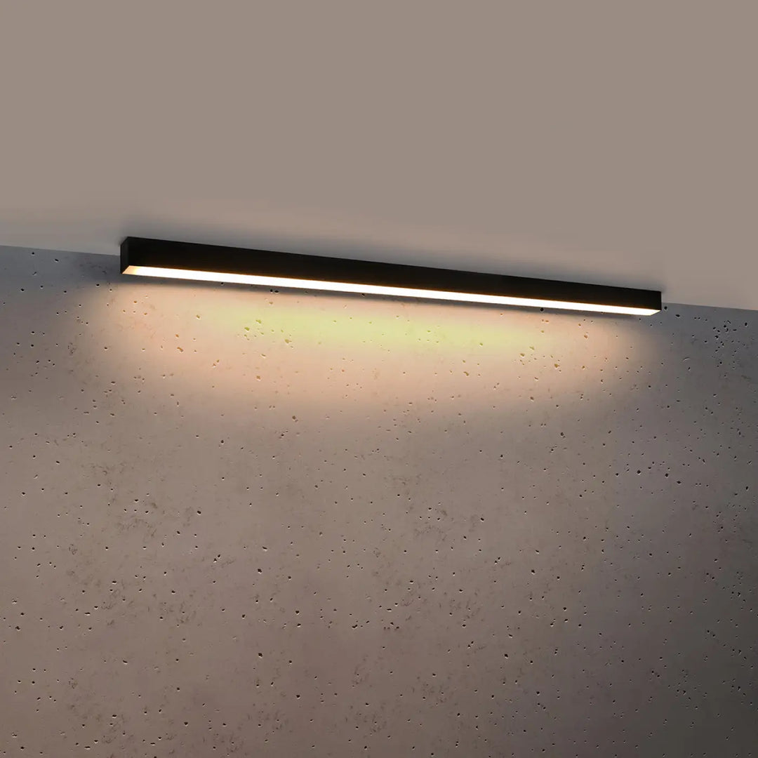 Plafonnier Pinne en aluminium linéaire noir, allumé, au plafond