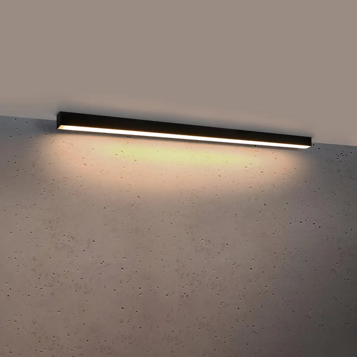 Plafonnier Pinne en aluminium linéaire noir, allumé, au plafond