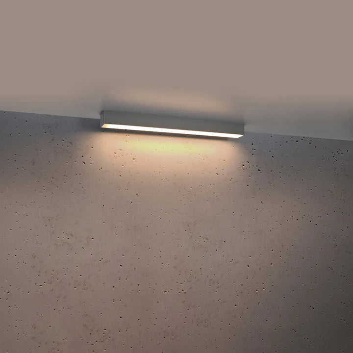 Plafonnier Pinne en aluminium linéaire gris, allumé, au plafond