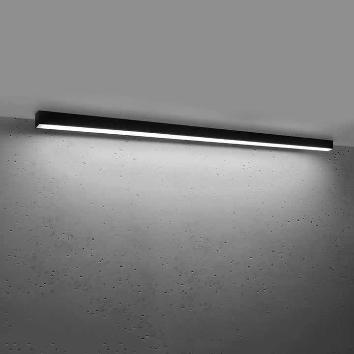 Plafonnier Pinne en aluminium linéaire noir, allumé, au plafond