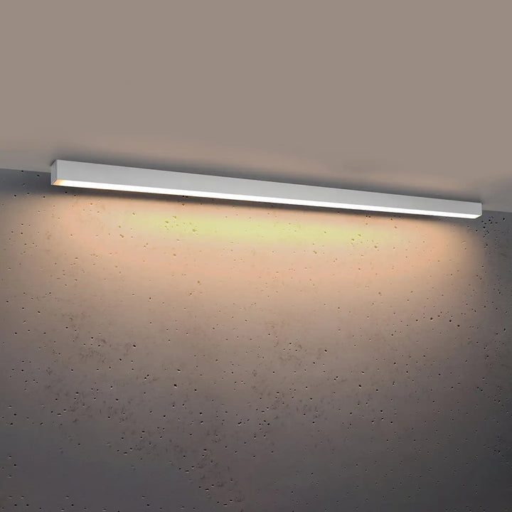Plafonnier Pinne en aluminium linéaire blanc, allumé, au plafond
