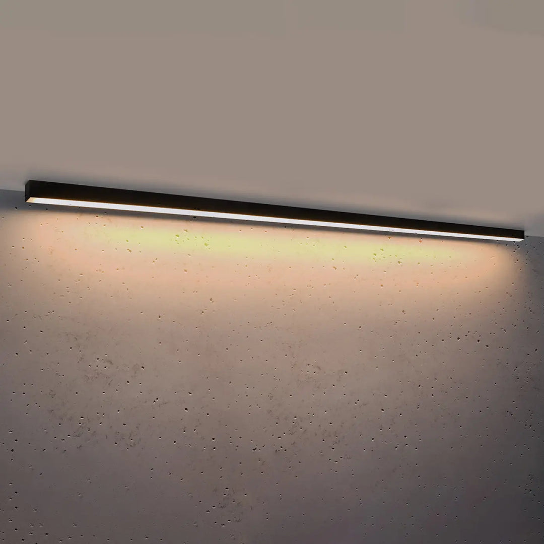 Plafonnier Pinne en aluminium linéaire noir, allumé, au plafond