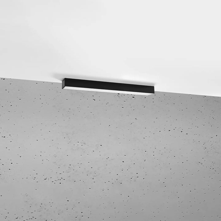 Plafonnier Pinne en aluminium linéaire noir, éteint, au plafond