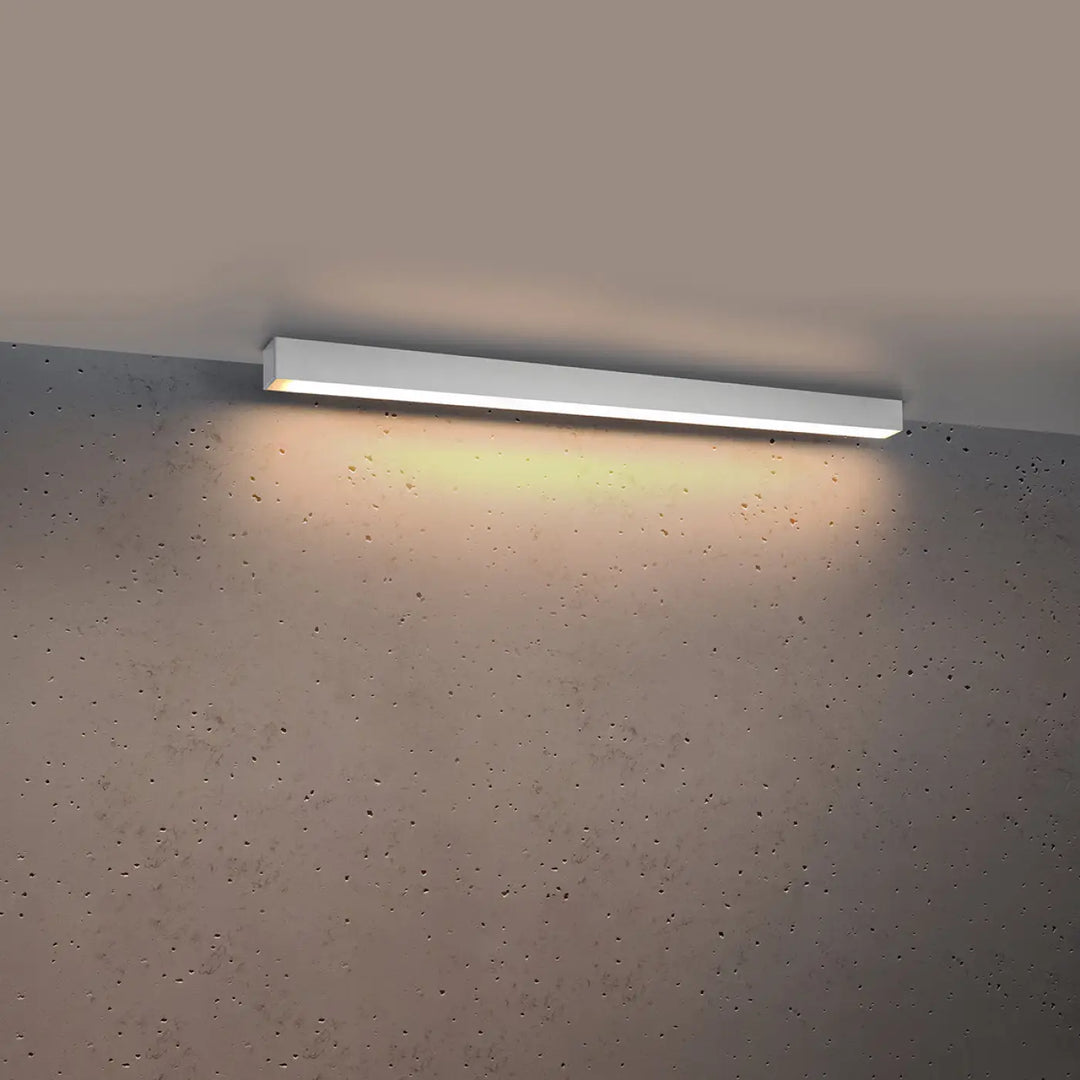 Plafonnier Pinne en aluminium linéaire blanc, allumé, au plafond