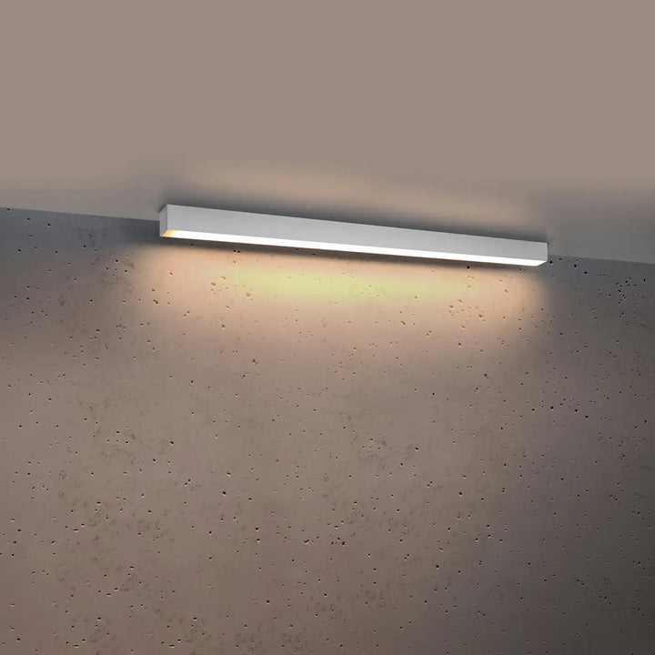 Plafonnier Pinne en aluminium linéaire blanc, allumé, au plafond