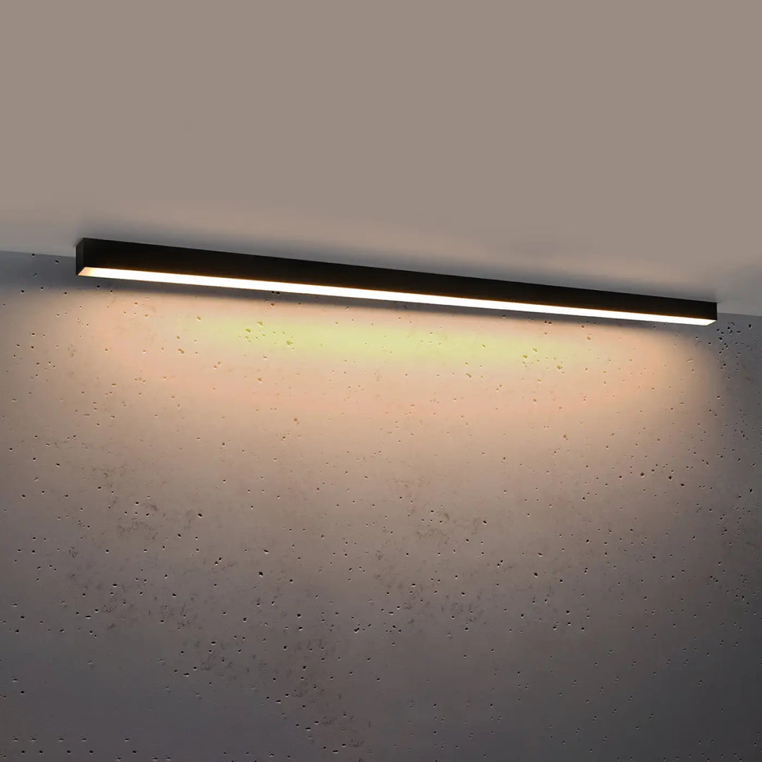 Plafonnier Pinne en aluminium linéaire noir, allumé, au plafond