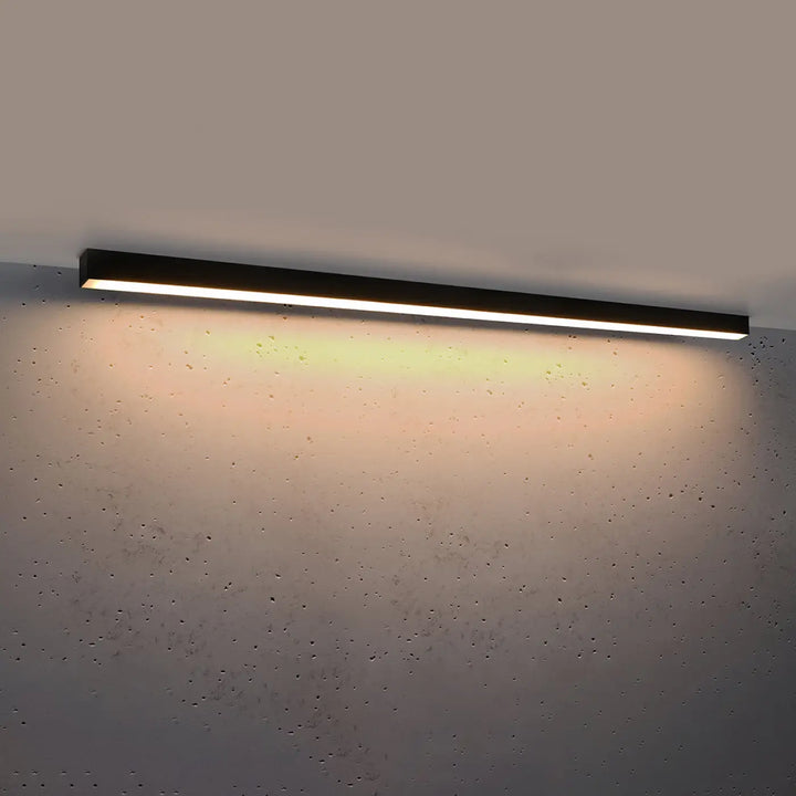 Plafonnier Pinne en aluminium linéaire noir, allumé, au plafond