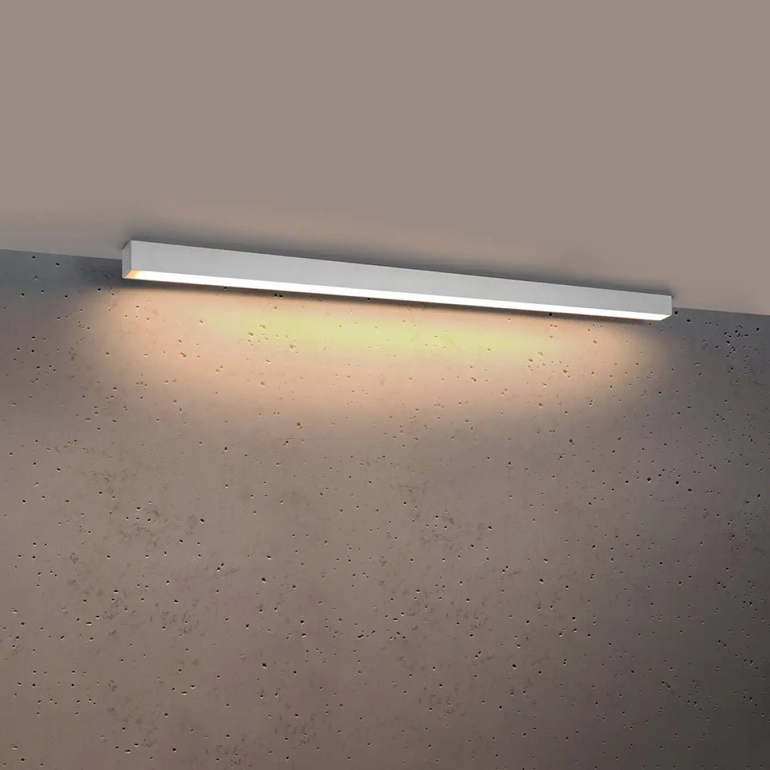 Plafonnier Pinne en aluminium linéaire blanc, allumé, au plafond