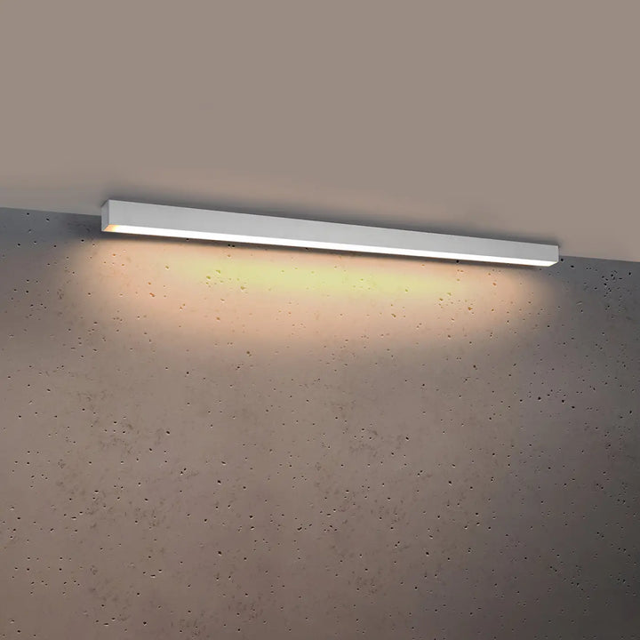 Plafonnier Pinne en aluminium linéaire blanc, allumé, au plafond