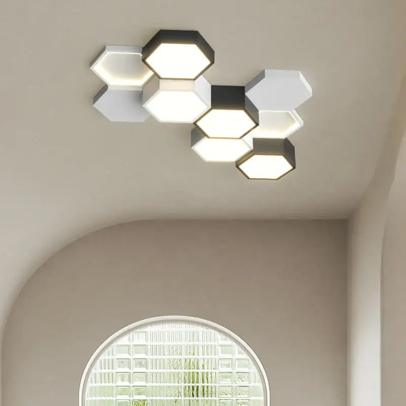 Plafonnier LED moderne à hexagones blancs et noirs imbriqués


