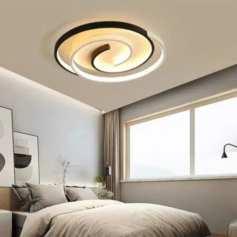 Plafonnier LED moderne mêlant formes carrées et spirale fluide

