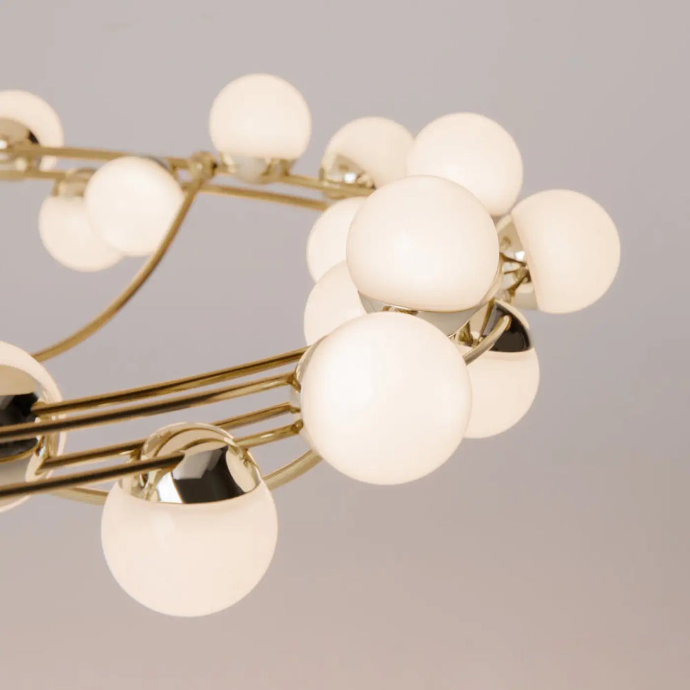Plafonnier tessara disque doré en métal doré avec plusieurs globes en verre dépoli blanc led moderne