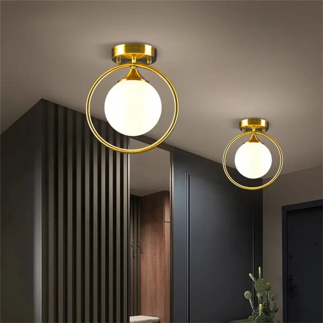 Luminaire plafonnier celliah avec finition dorée, cadre circulaire et globe en verre dépoli pour éclairage intérieur