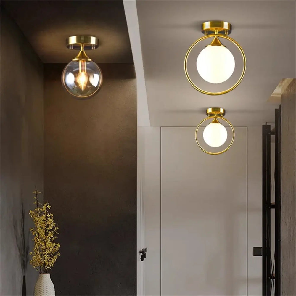 Luminaire plafonnier celliah avec suspensions dorées à monture circulaire minimaliste et globe en verre sphérique