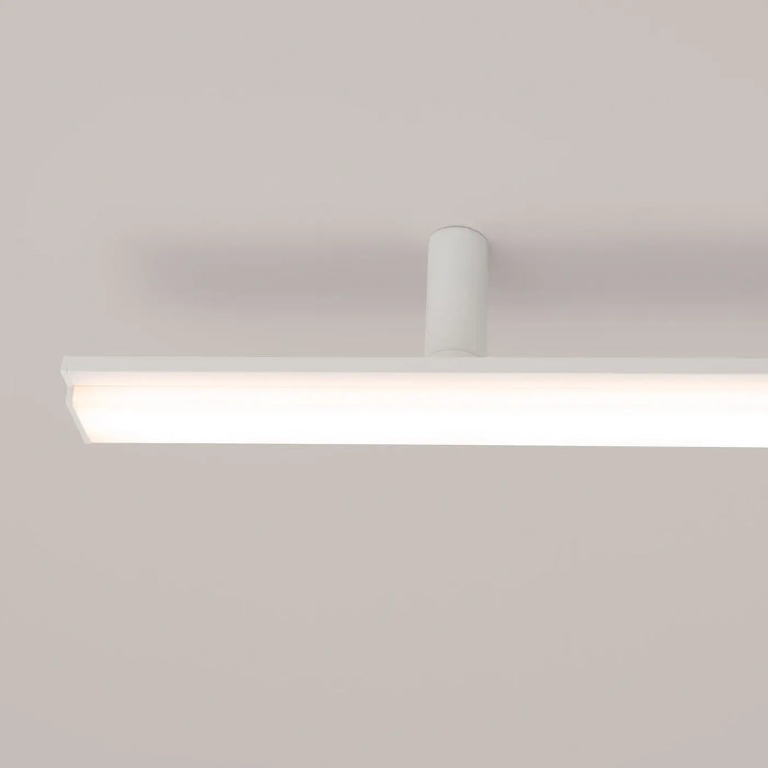 Plafonnier linéaire LAGOM blanc allumée, détail du diffuseur