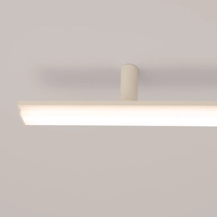 Plafonnier linéaire LAGOM beige allumée, détail du diffuseur