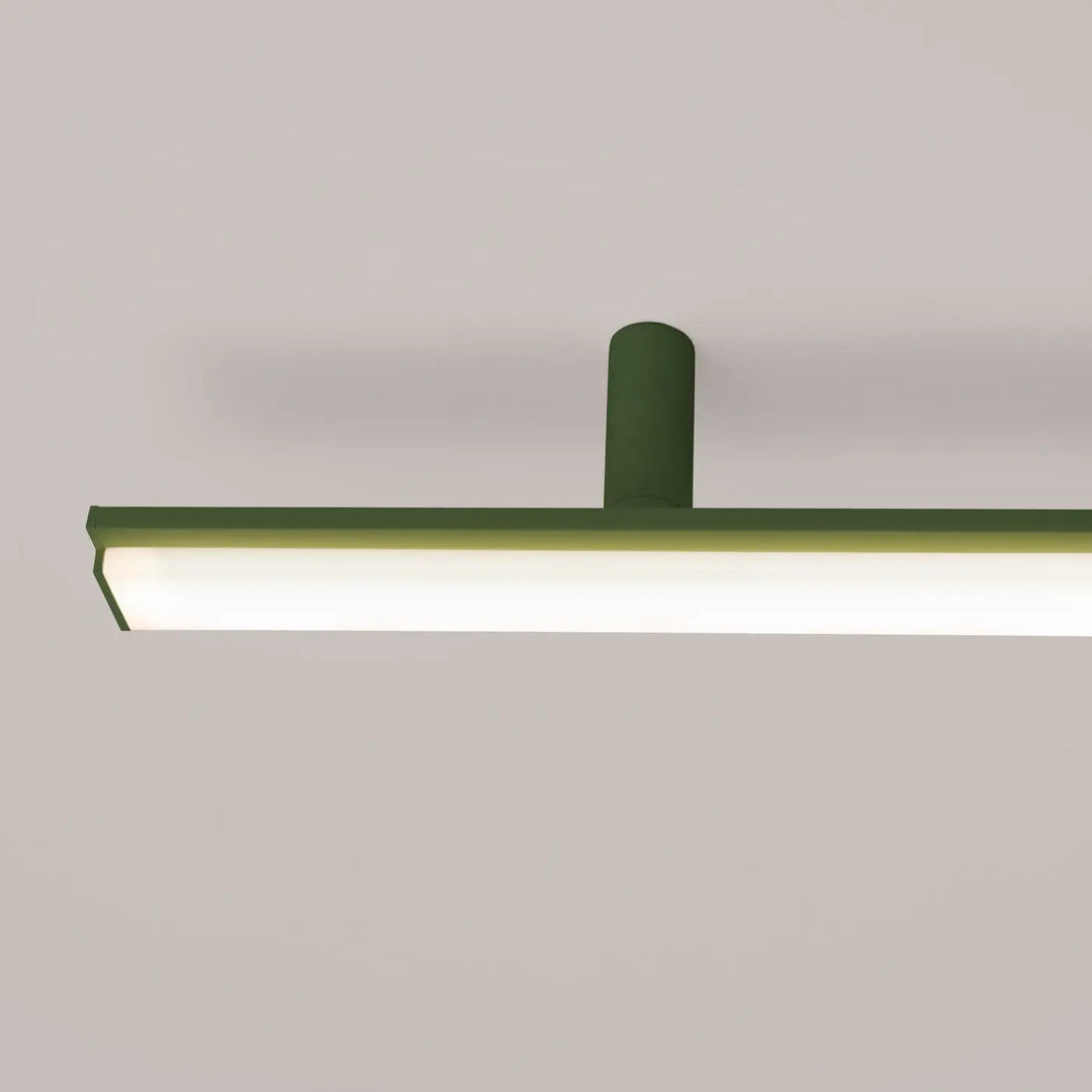Plafonnier linéaire LAGOM vert olive allumée, détail du diffuseur