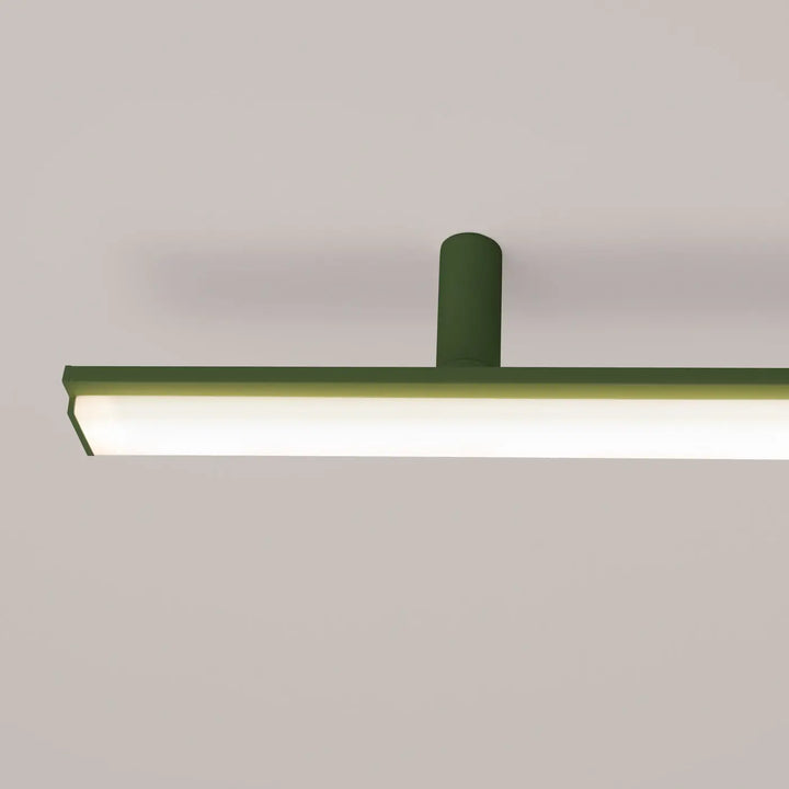 Plafonnier linéaire LAGOM vert olive allumée, détail du diffuseur