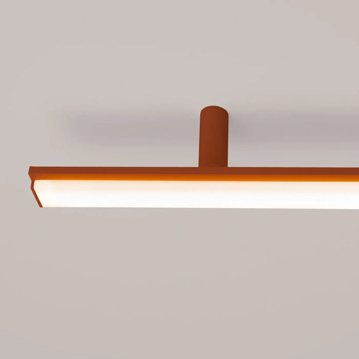 Plafonnier linéaire LAGOM ocre rouge allumée, détail du diffuseur